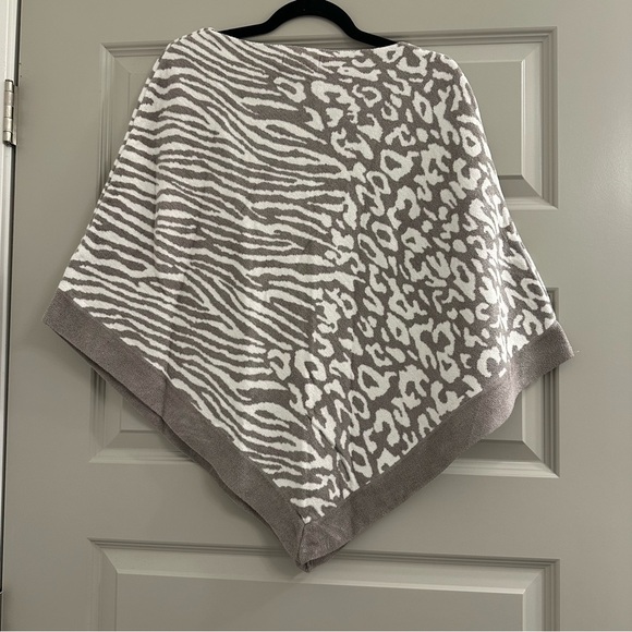 Barefoot Dreams Cozychic Ultralite Ocean Breeze Poncho - Picture 3 of 5